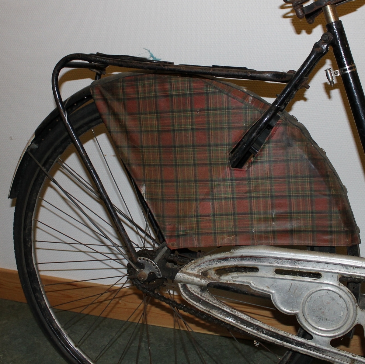 Dame sykkel med deler fra 1940-årene. Originale setetrekk og skjerm til dekket bak.