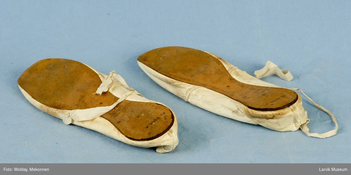 Form: Helt flate sko med silkebånd til å knytte rundt ankelen.
