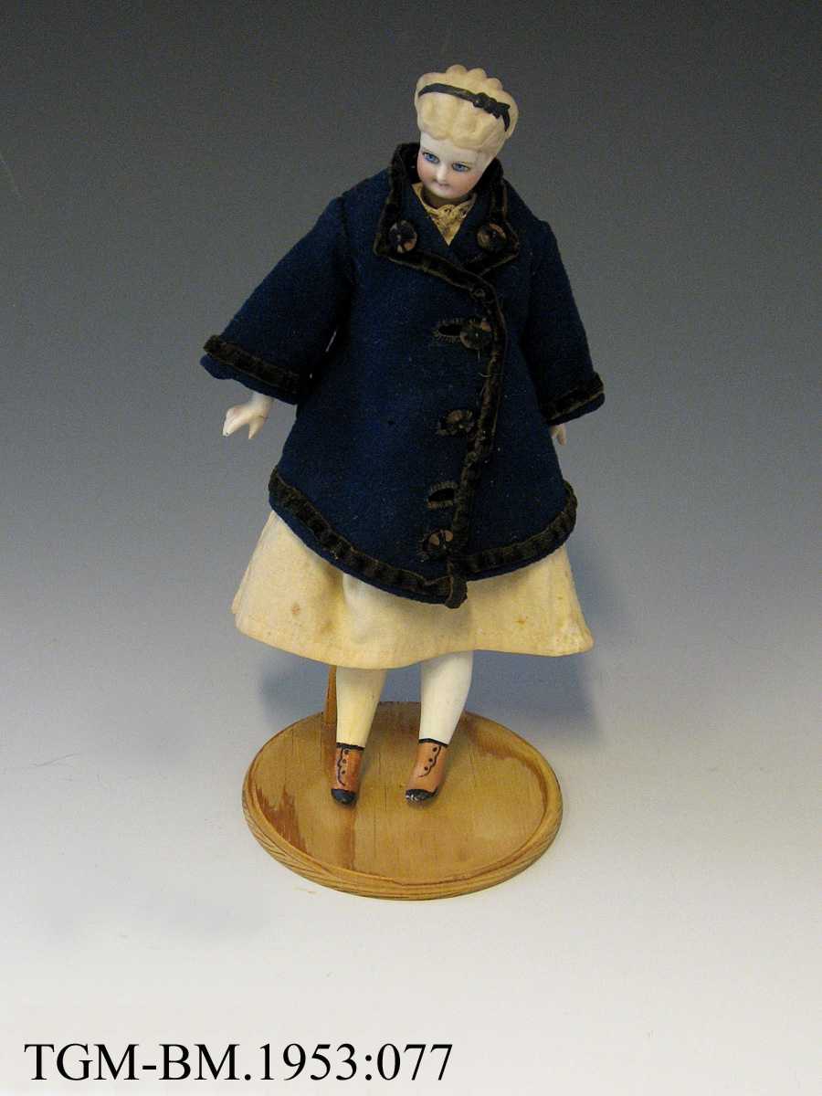 Fra protokollen: Porcelenshovud, med blåsvart kanta jakke og kvit kjole. Har fått ett nytt bein etter innkomsten ved museet. (R. Berge).