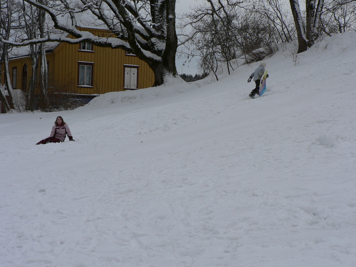 Aktivitetsdag,  vinterferie på Berg-Kragerø Museum, 22.02.2006
Linn Clausen Endresen og Inger Nina Isaksen i aksjon.
