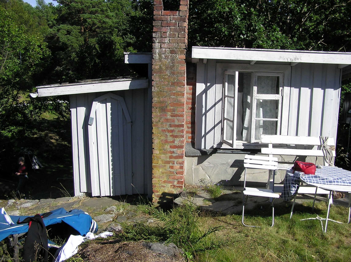 Hytte på Saltbutangen ble revet for å gi plass til en større hytte.  Idyllisk hytte med uthus og utedo. God utsikt til sjøen.