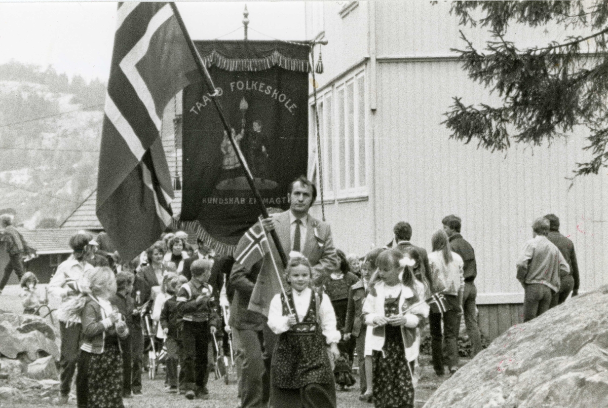 Tåtøy skole, 17.mai- tog utenfor skolen på Tåtøy. Skolen ble nedlagt i 2013. Henry Isnes bærer flagget.