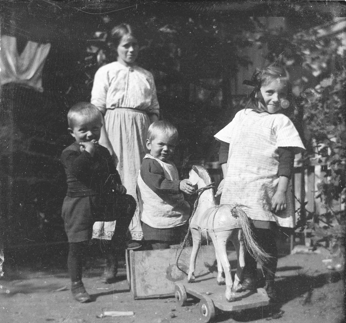 Barn i hagen til B.C.Olsen på Stilnestangen