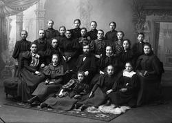 Unge kvinner og en mann fotografert i Nyblins Atelier i Skie