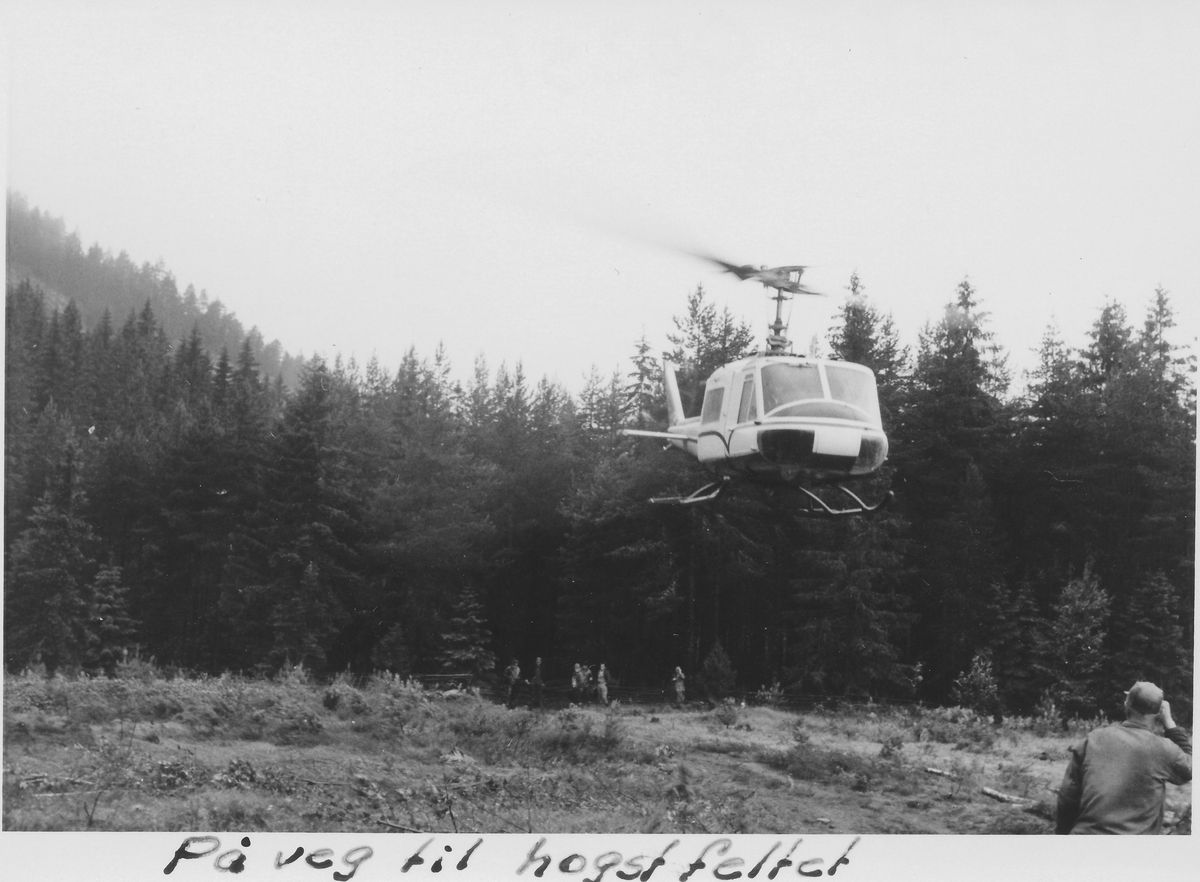 Helikoptertransport i S.D. Cappelens skog i Kviteseid 1965. På veg til hogstfeltet. 
