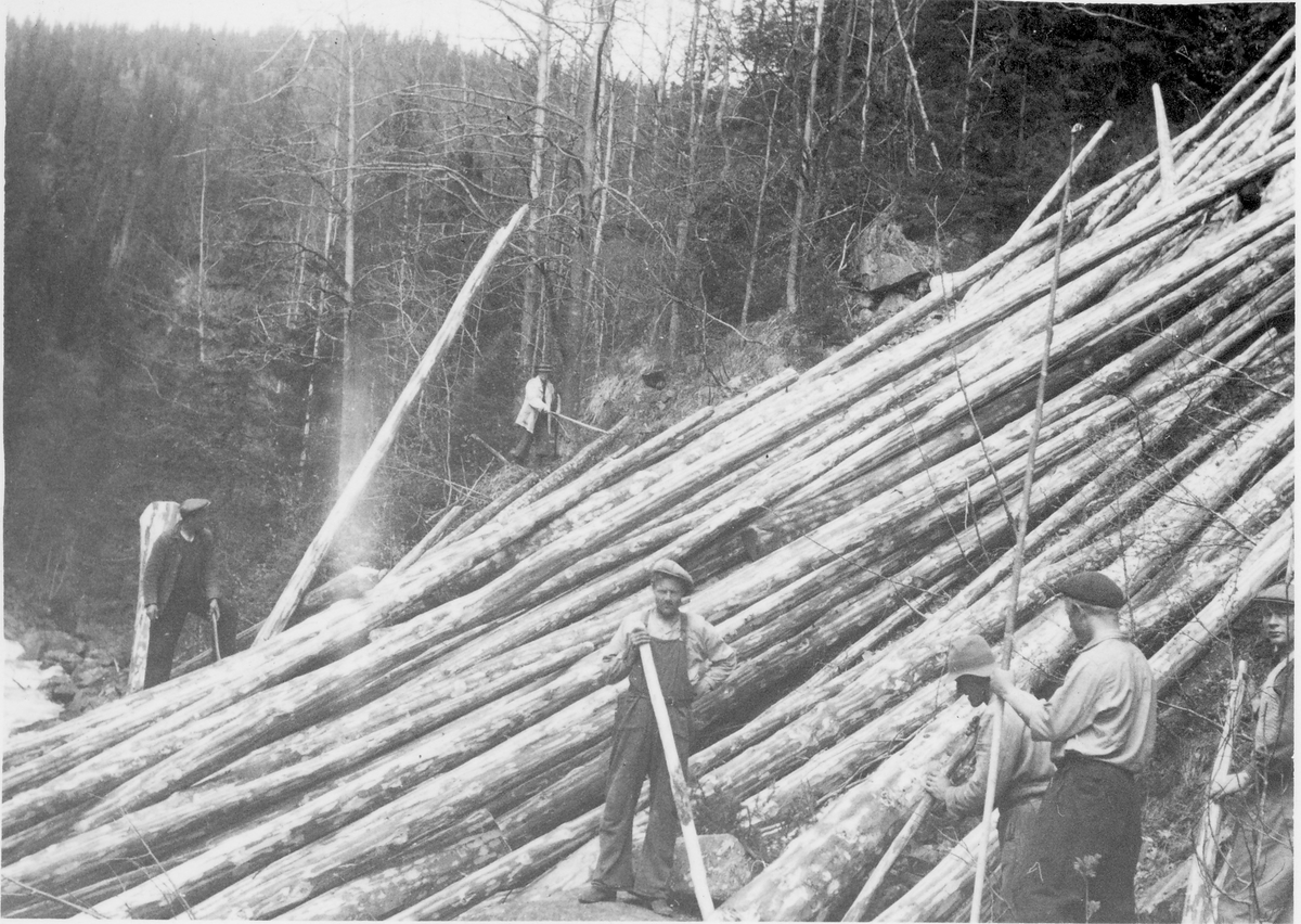 Skotvollkastet Gjøyst, Tinn  1947. Tømmerfløtere i arbeid
