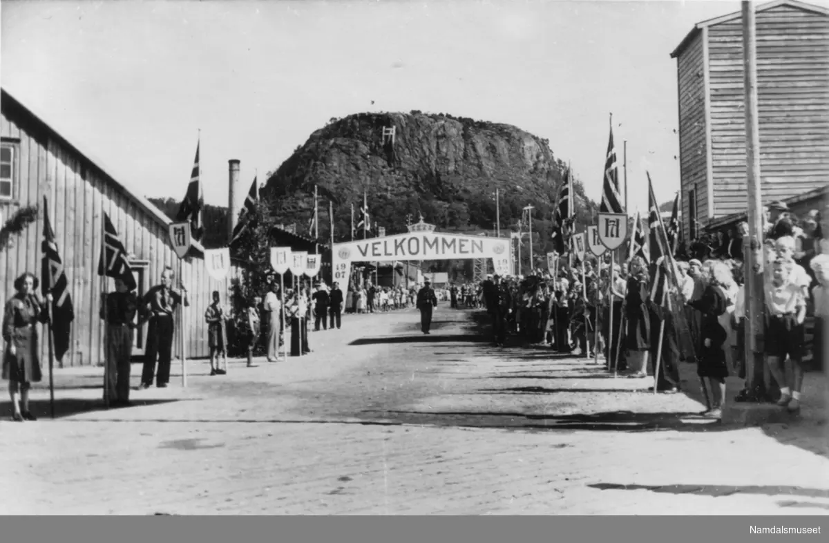 Fra Kongebesøket i 1946. Velkomstportal, flaggborg. Stort H7- merke under Klompen.