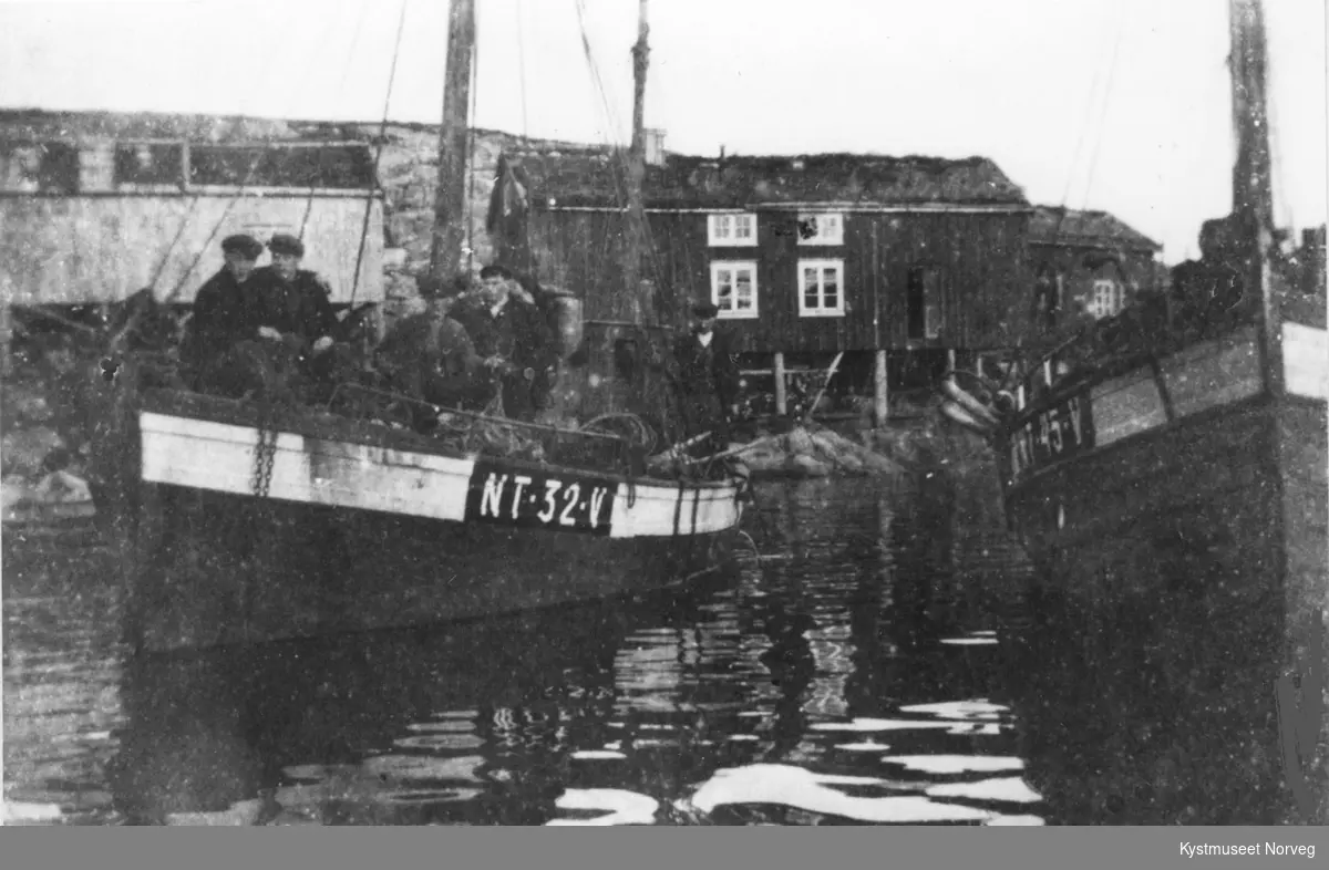 Sør-Gjæslingan, båter for anker fra venstre M/S Inga og M/K Roald, ukjente personer
