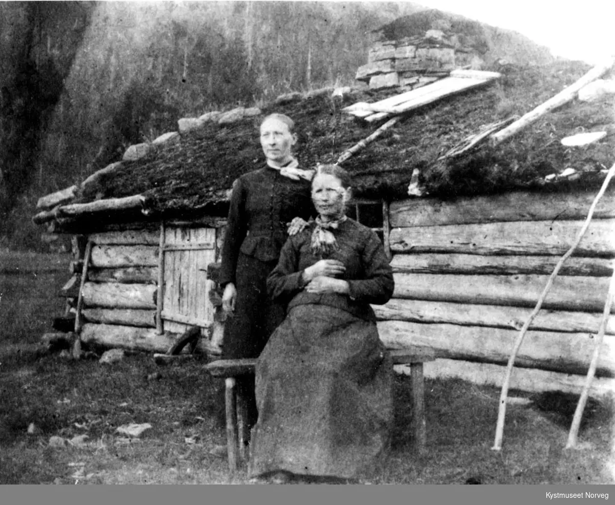 Ingeborg-Anna og Henriette Opplandsaunet ved seterskjulet på Steingrimseteren i Flatanger
