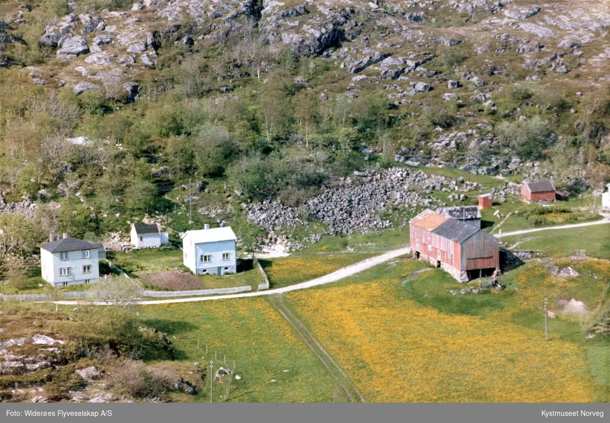 Flyfoto fra Lyngsnes "Øvergården" (huset til høyre) i Vikna kommune