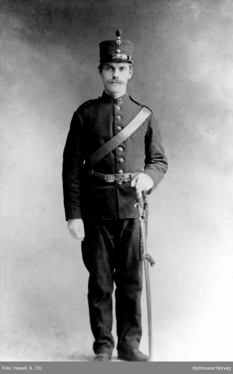 Portrett av ukjent mann i uniform