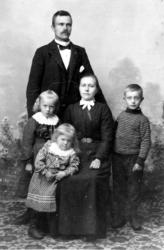 Johan Eliassen, kona Dina Edvardsdatter Eliassen med barna M