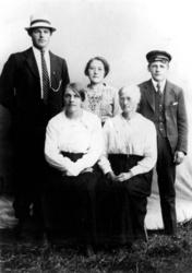 Bak fra venstre: Reidar Skage og Einar Larsen. Foran fra ven