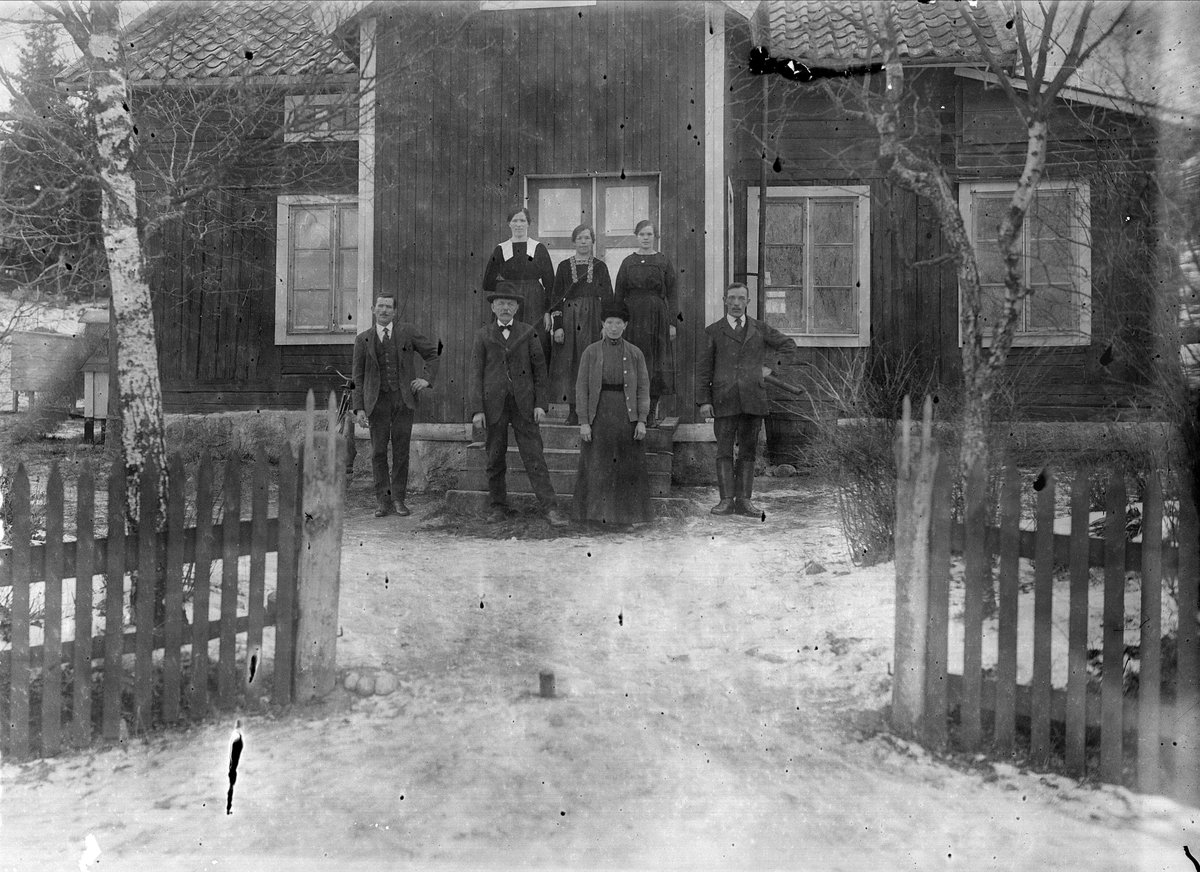 "Kopparslagare Johanson Valsbrunna Torstunaby med hustru och barn utanför stugan", Torstuna socken, Uppland 1921