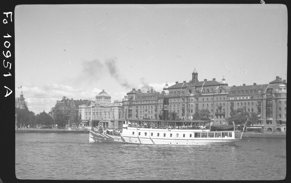 Skärgårdsångaren TOR IV backar ut från Norra Blasieholmskajen, Stockholm.