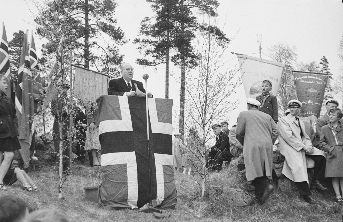 17. mai. Elverum. 
 1954. 
 Christiansfjeld festning. 