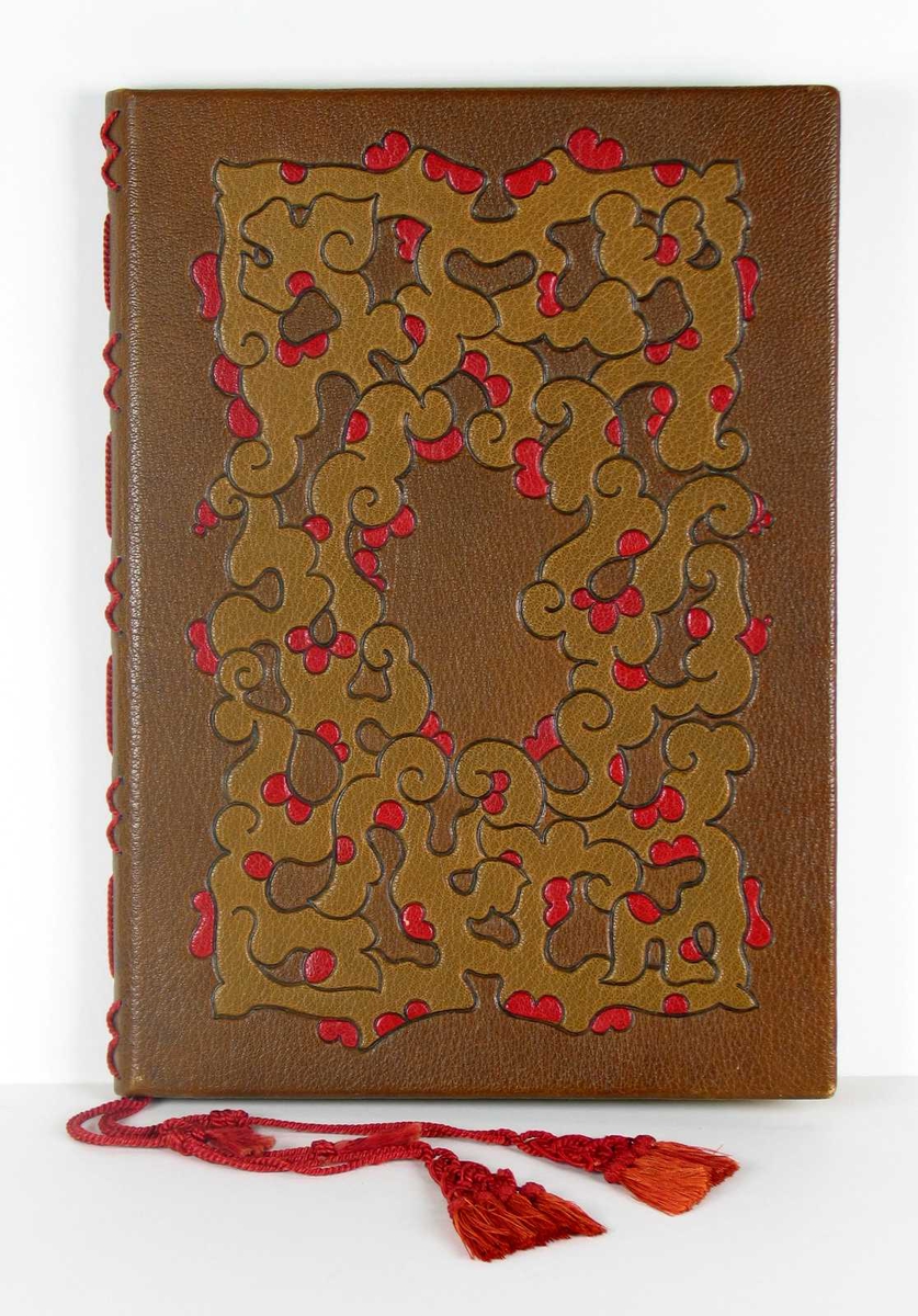 Adresse innbundet i brunt skinn med preget dekor i olivengrønt og rødt. Rød tvinnet snor i ryggen med dusker. På innsiden grønn silke med gullborder og broderte blomster.