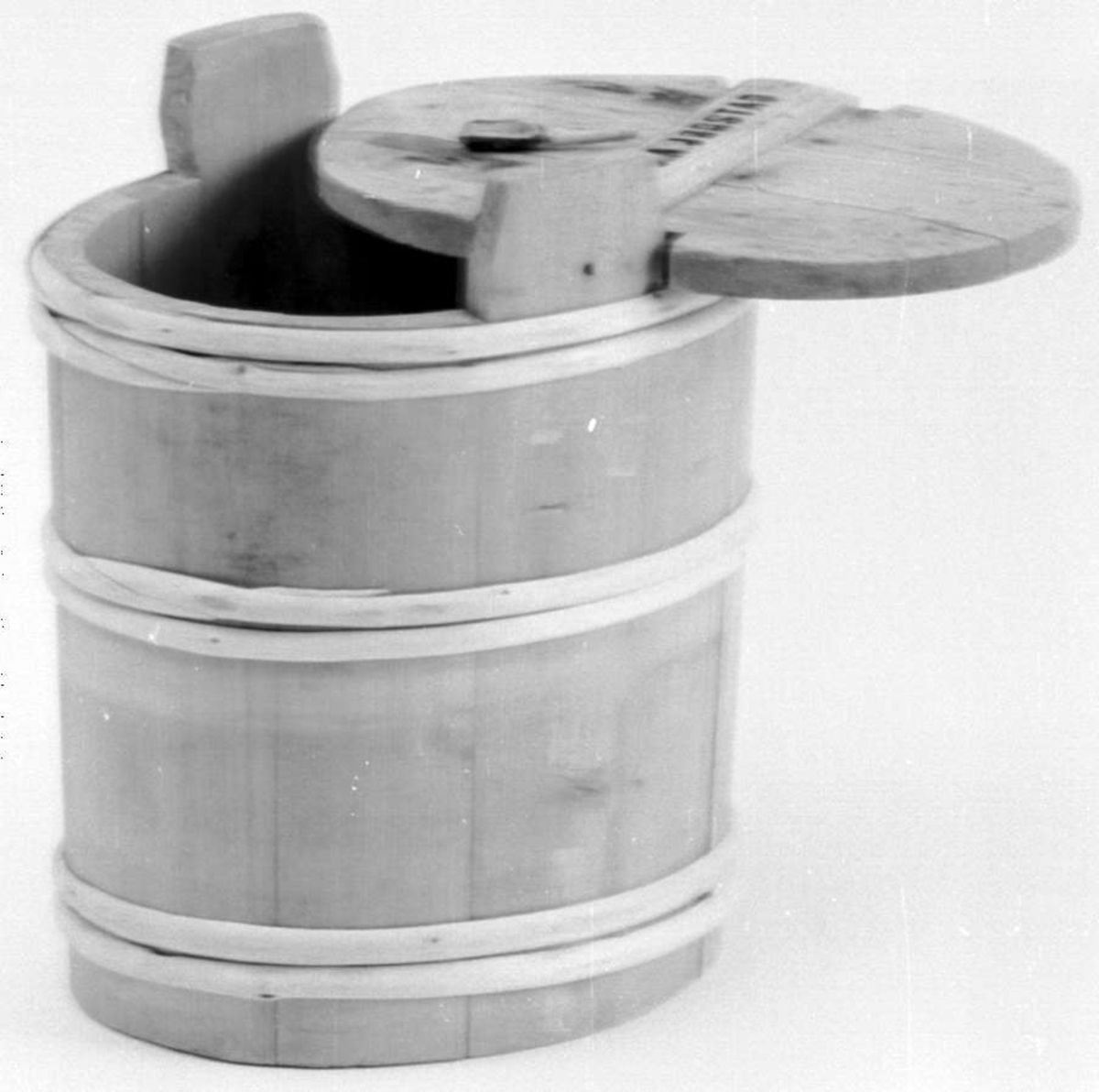 Lagget holk i gran med tre dobbelte gjorder og lokk med ører. På lokket er navnet S.A.Jørstad svidd inn. En pinne holder lokket på plass.