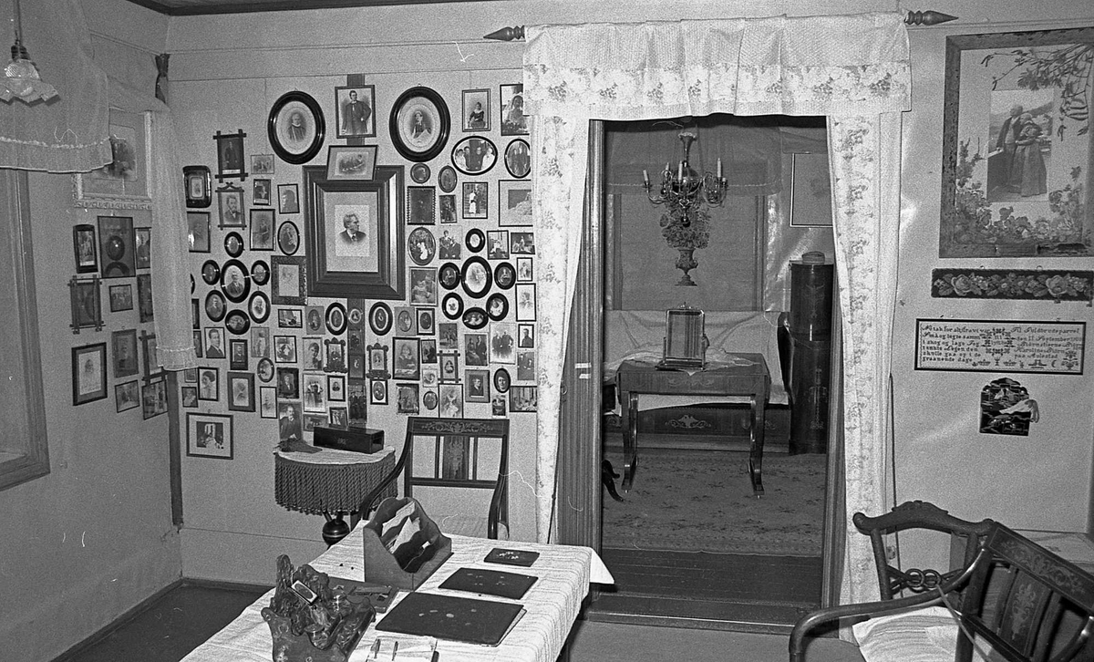 DOK:1971,Karolineværelse, familievegg, skrivebord, fotografier,