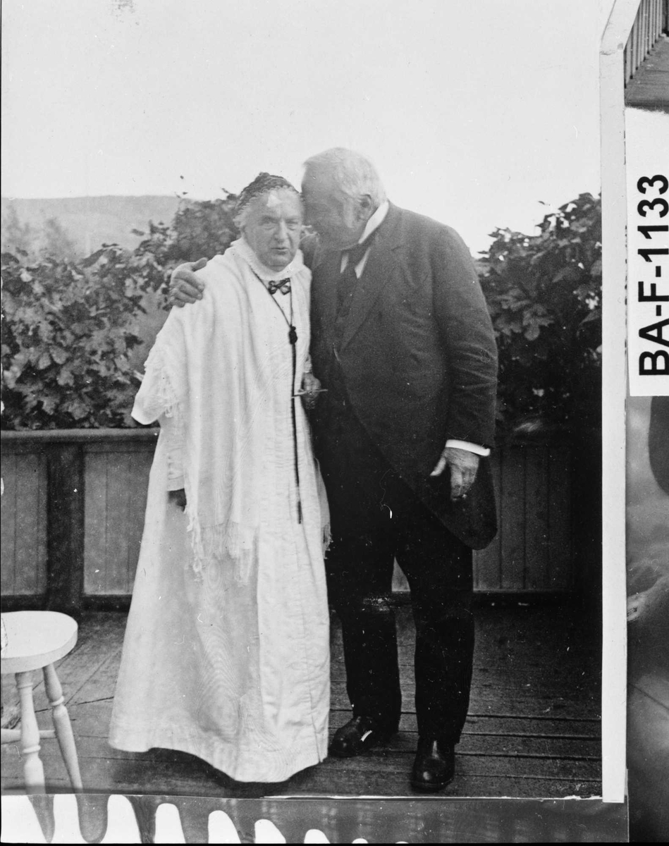 Fotomontasje i svart/hvitt rammet inn med glass og enkel trelist. Amatørbilder.