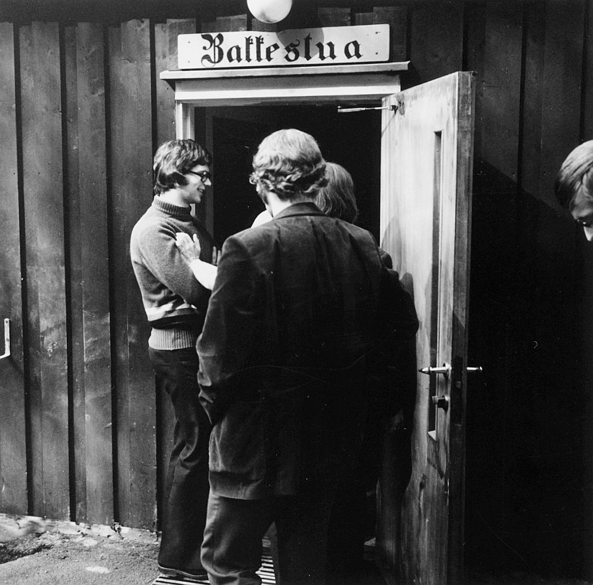 postskolen, Sjøstrand bad, april 1974, inngangspartiet, kaffestua, 3 menn
