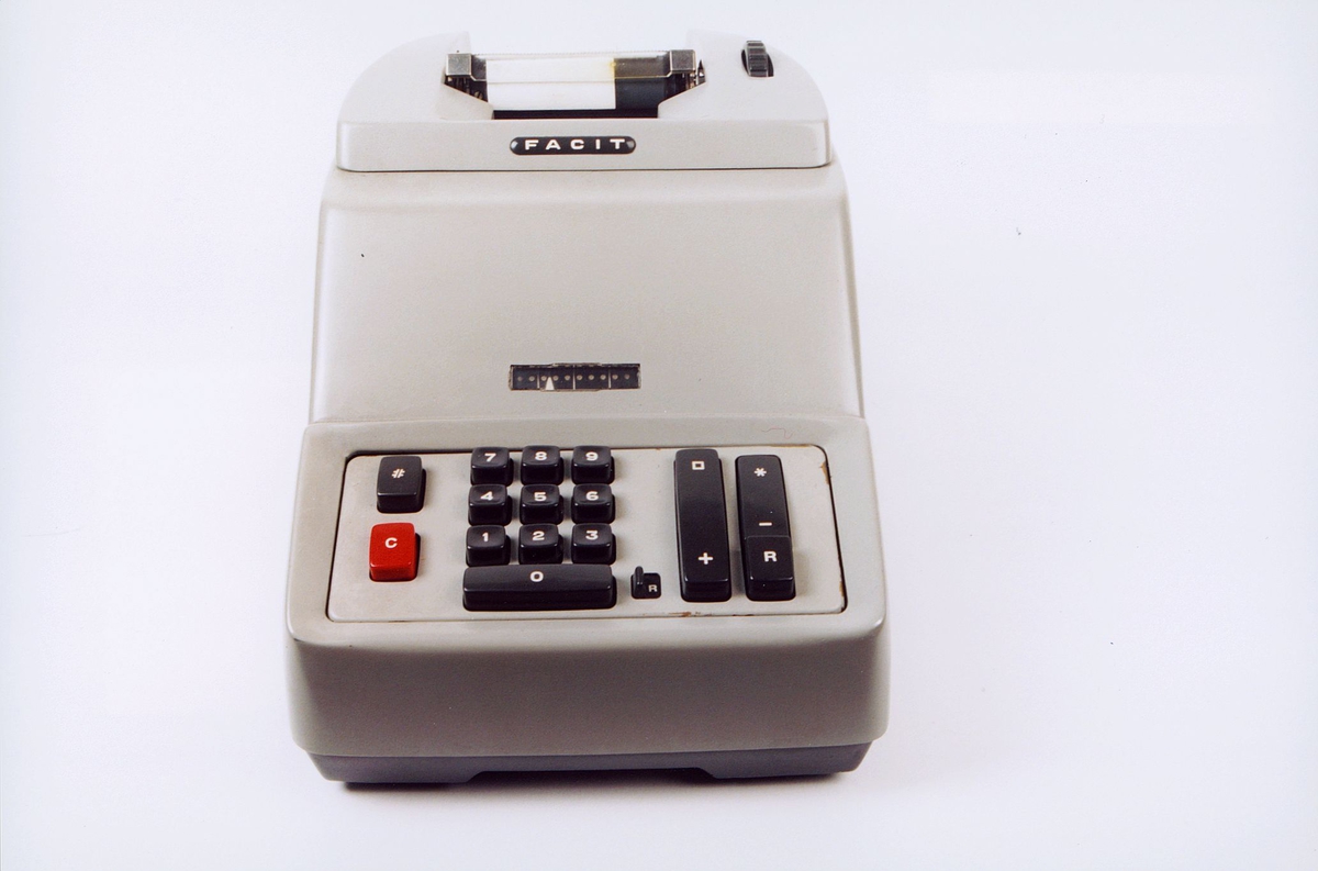Elektrisk regnemaskin av merket Facit modell AE-3-9. Fabrikknummer 106 710. Innkjøpt 7.2.1963.