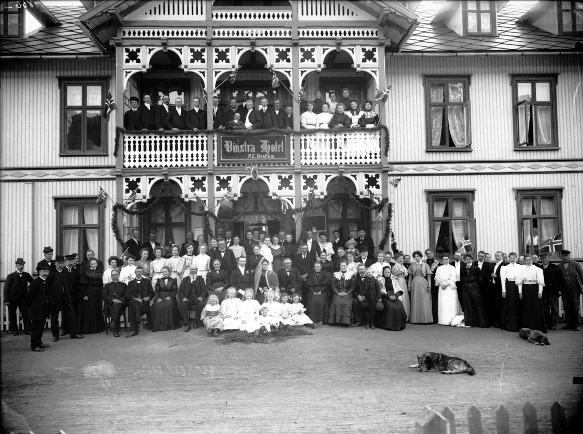 Kort: N. Fron 24.05.1907. Otto Jevnes bryllup, gruppe utenfor Vinstra Hotel