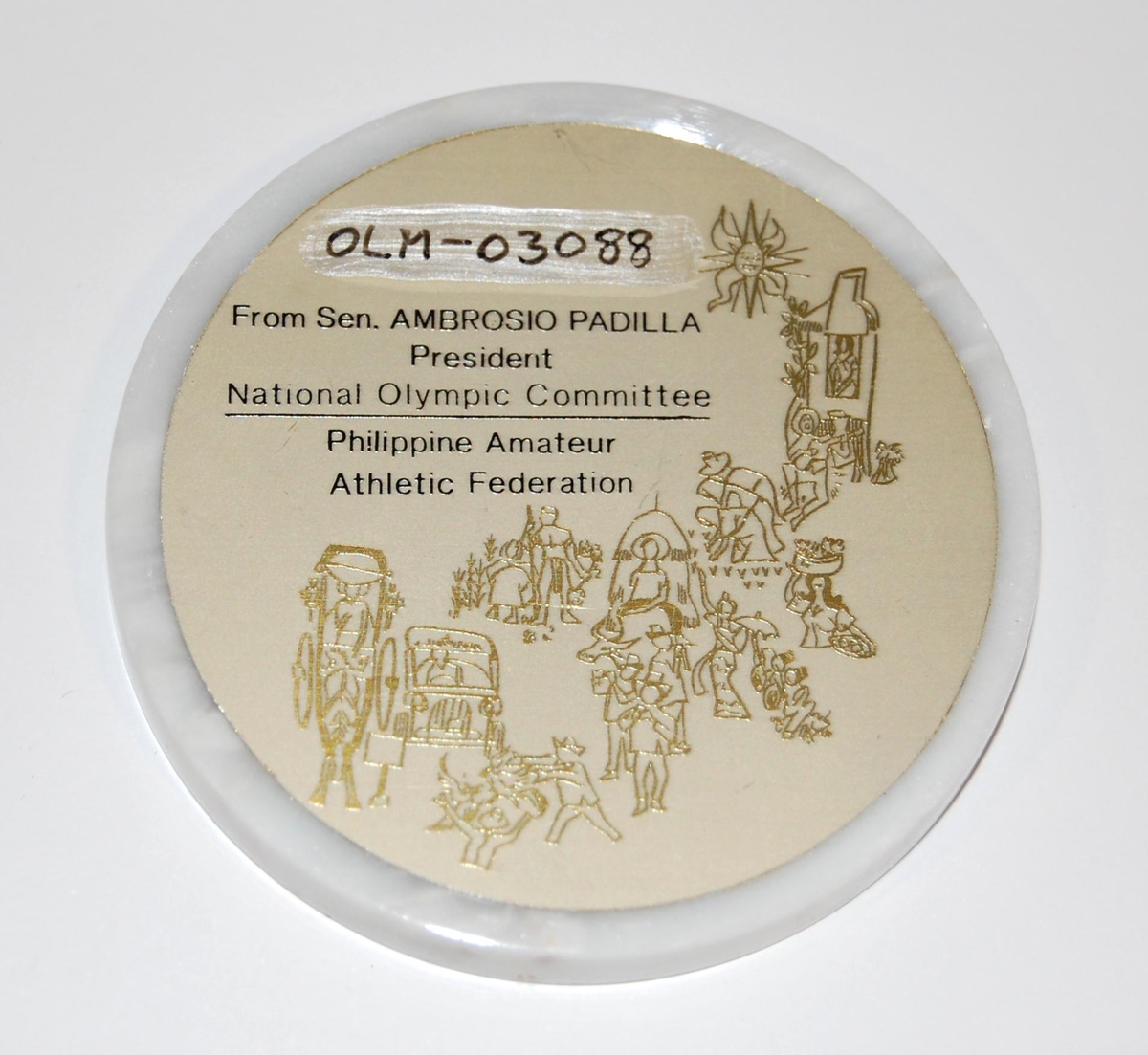 Hvit-, sort- og sølvfarget medalje av en type stenyøy- På medaljen er det logo for PAAF (Philippine Athletic Federation). I logoen inngår det en fakkel.