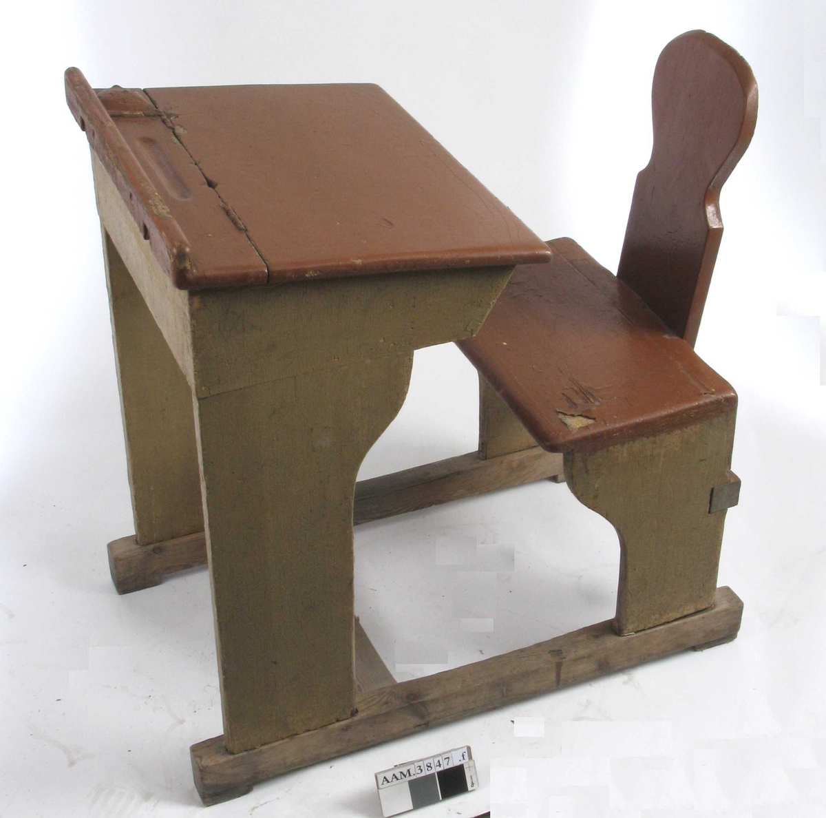 Form: Vanger m. pult og stol i ett. Rom for oppbevaring under plata.
