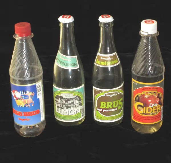 Til venstre på dette bordet ser me brusflasker som er fylte med ei viss.