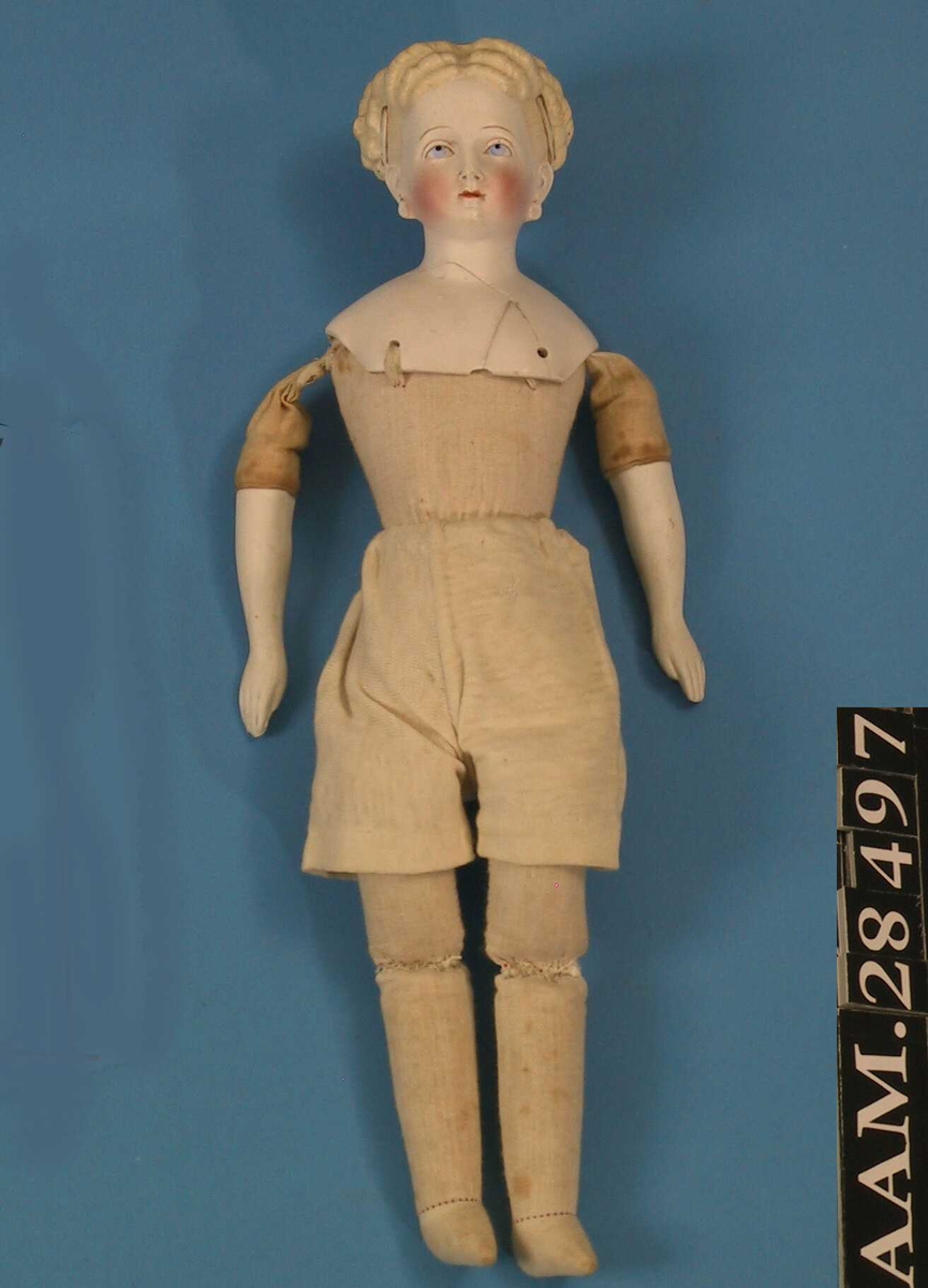 Modellert hode og hender, kropp og ben sydd sammen. tekstil, fyllmateriale