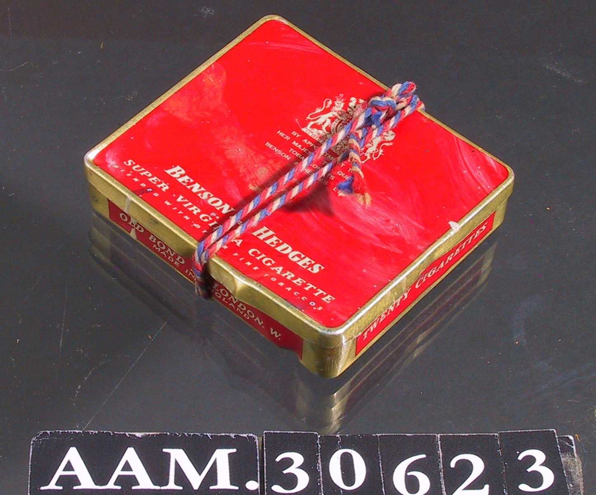 Tollplomber av bly, ligger i rød- og gullfarget sigaretteske "BENSON and HEDGE".
Brukt sammen med tang av typen AAM.30621.