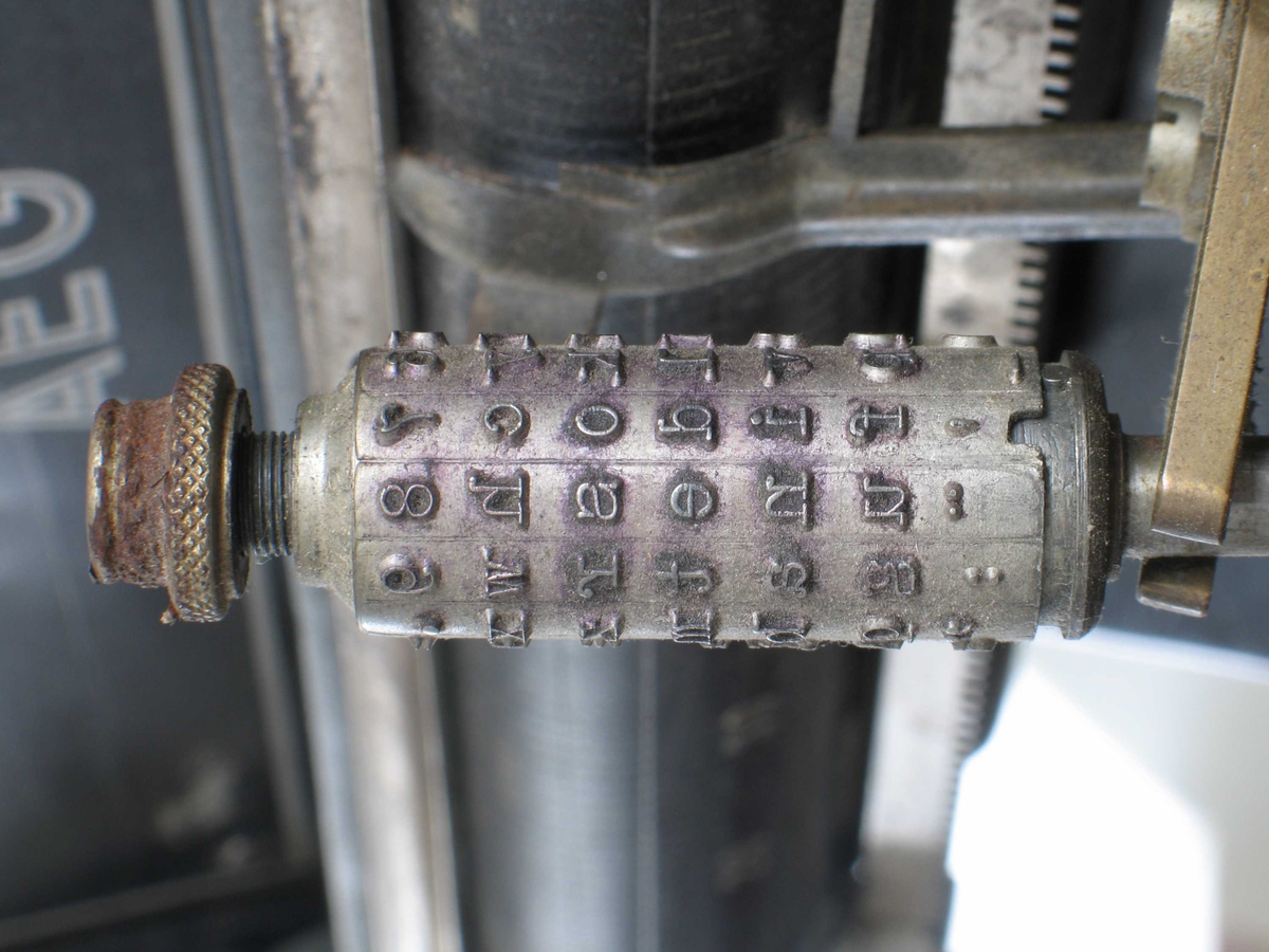 "Pekeskrivemaskin", brukes ved at man trykker på en etter en tast. En støpt rull som roterer har typene. 
