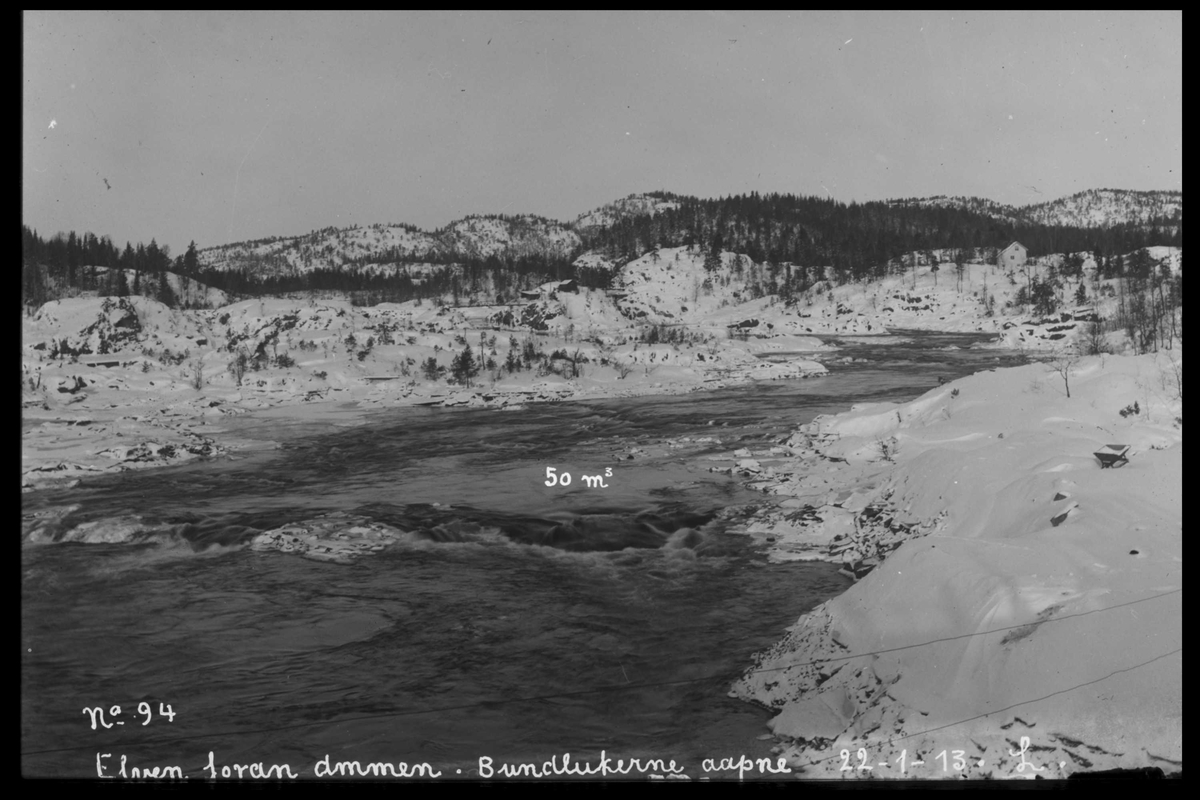 Arendal Fossekompani i begynnelsen av 1900-tallet
CD merket 0468, Bilde: 15
Sted: Flaten
Beskrivelse: Ovenfor dam. Bunnlukene åpne