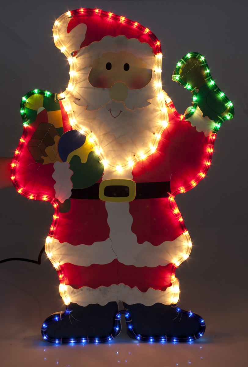 Eske med fotografi av julenisse med ropelight på grønn bunn. Esken er hvit

Tekst på eske (tre skandinaviske språk):

Forside: Julefigur for utendørs bruk, med flerfarget "rope light"

Bakside: Julefigur for utendørs bruk, med flerfarget "rope light". for trygg og sikker drift bør du lese nedenstående opplysninger nøye:
Bruksanvisning:
Spesifikasjoner: diameter 10 mm, normal lyspære 6,5 V 0,324 W....Ledekabel 2 m, Artikkel nr.: CYR6038-7

Made in China