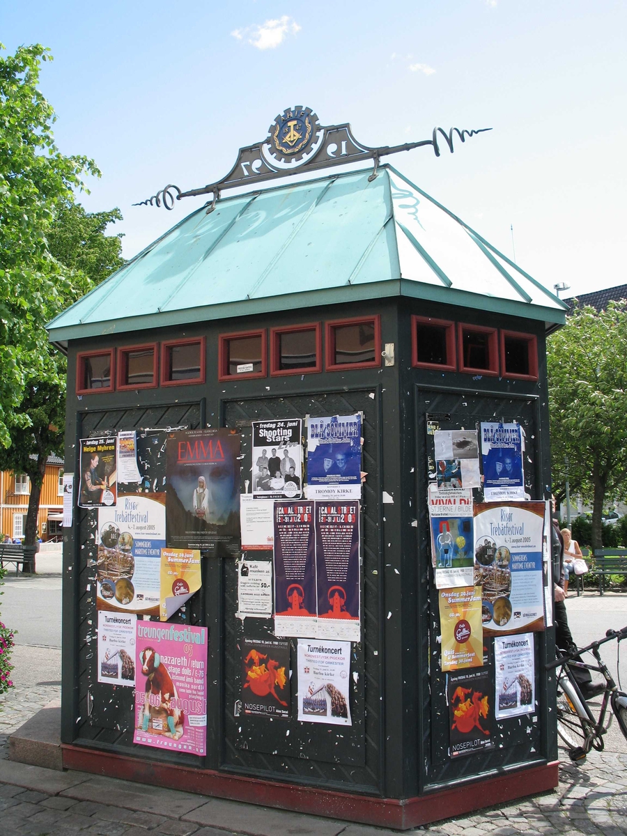 Plakatkiosken på Kanalplassen i Arendal. Plakat bl.a. for Canal Street 2005. 