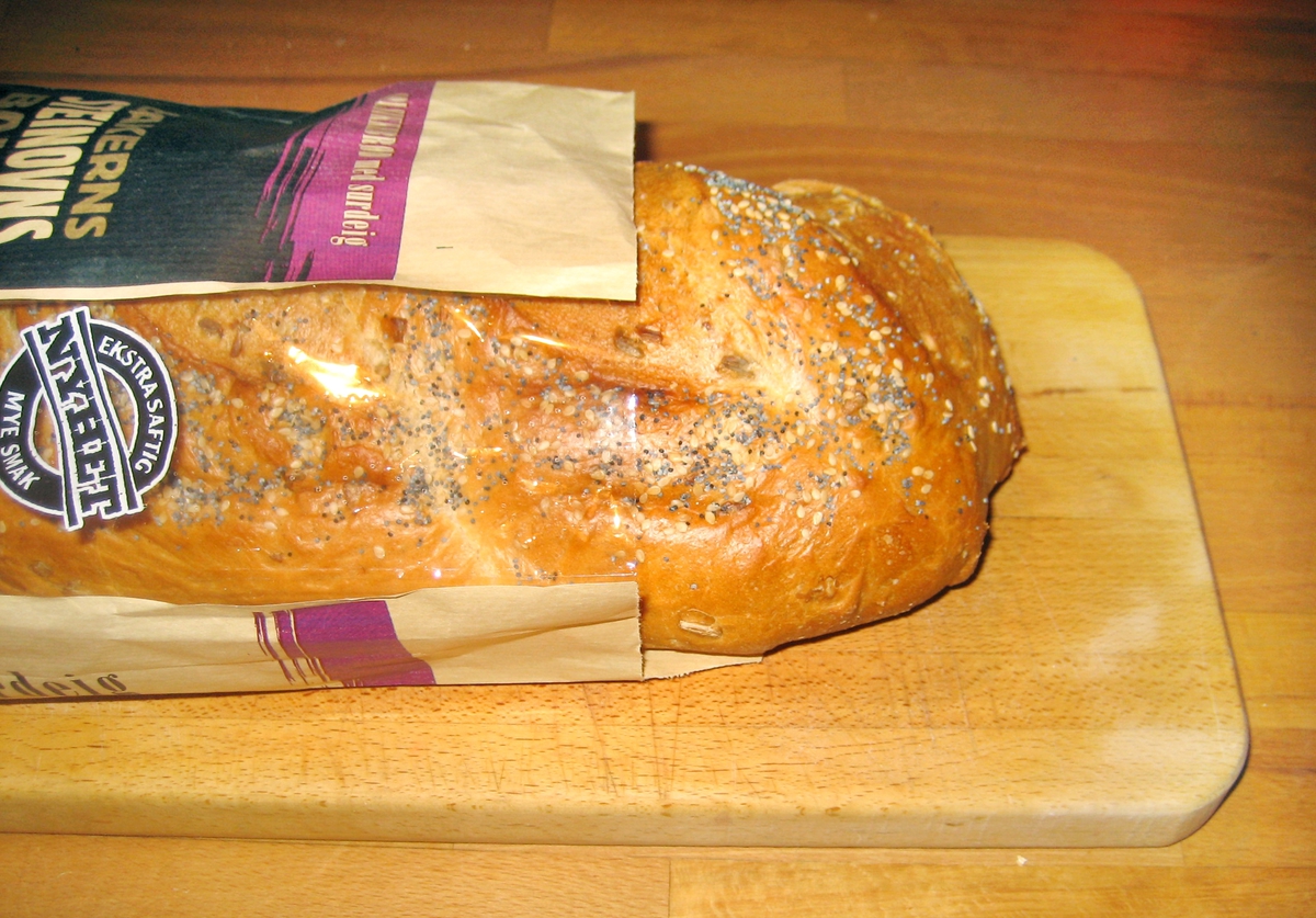 Brødposens motiv på forsiden er en smilende baker med underskriften Jan Tore. Han er i hvite kler med hvit bakerlue på hodet