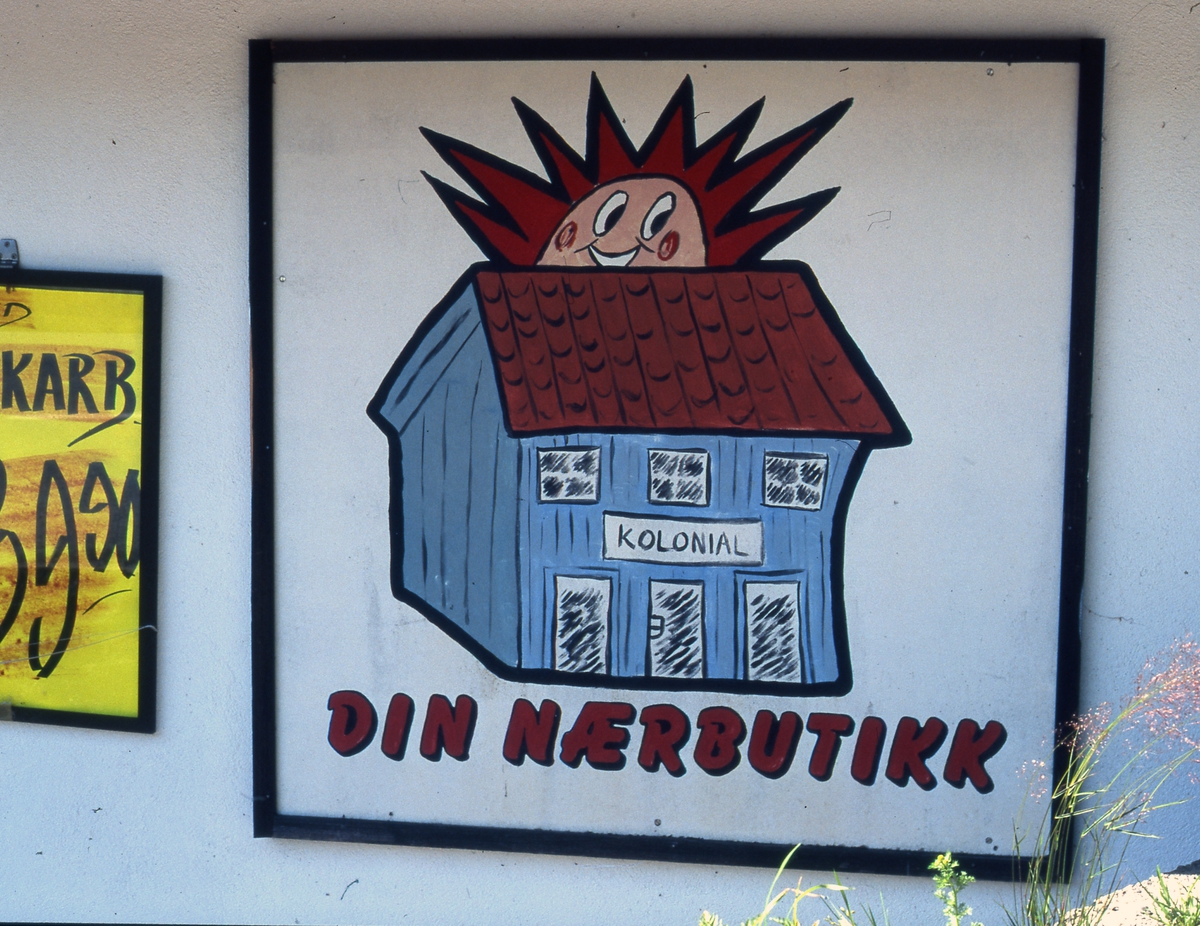 Hjemmelaget plakat, fra nærbutikk i Risør.  Tekst "Din nærbutikk".
