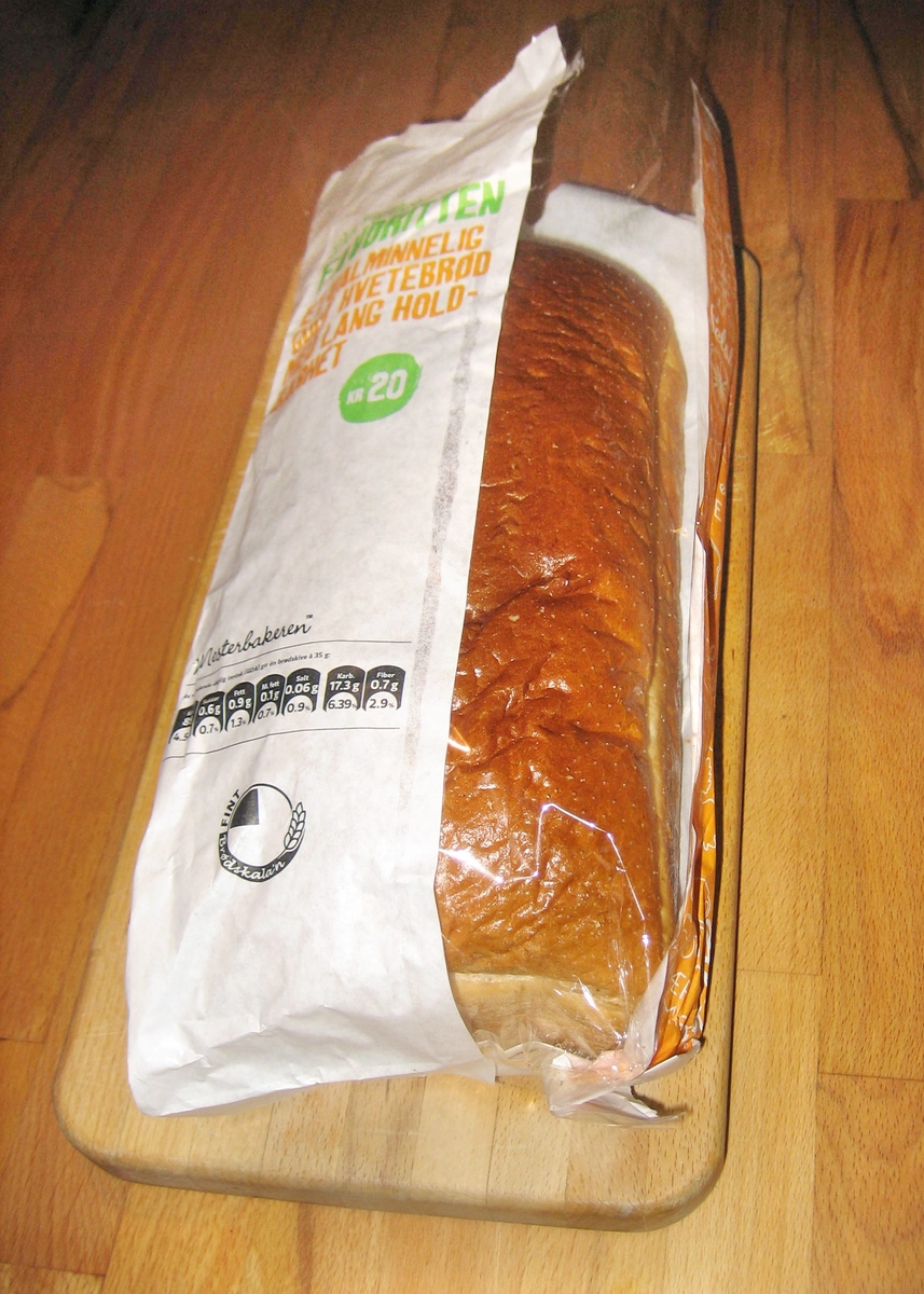 Brødposen har ikke noe motiv. Brødets navn "Den saftige favoritten" står på posens forside.