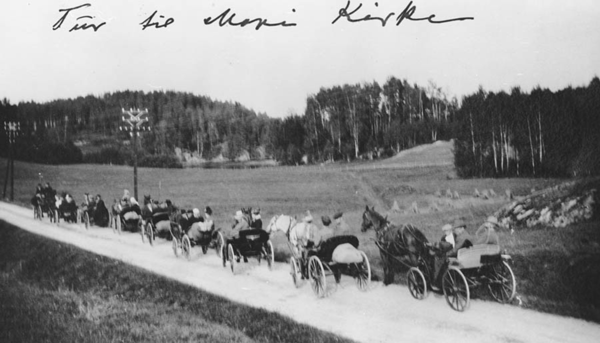 Åtte Ekvipasjer Med Hest Og Vogn På Tur Til Mari Kirke I Enebakk Akershusbasen Digitaltmuseum 