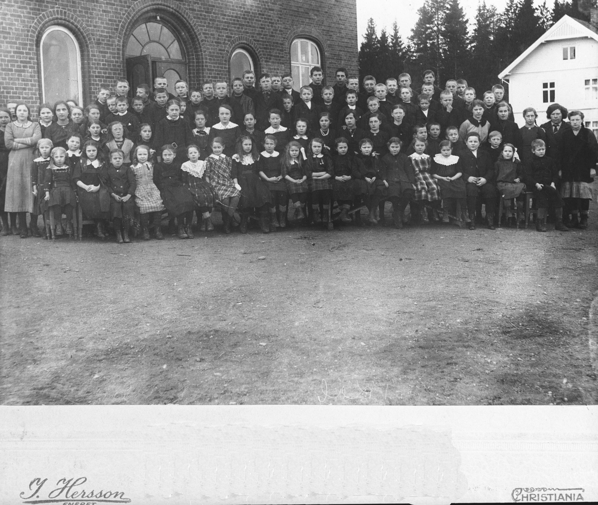 Samtlige elever på den nybygde Aas skole på Aasgård.