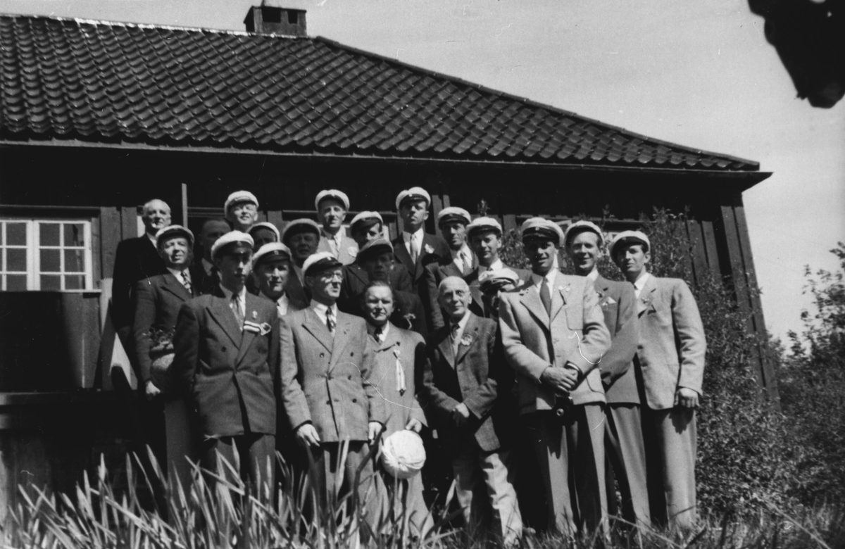 Oppegård mannskor oppstilt foran huset til korets dirigent Trygve Bratland (i midten foran)