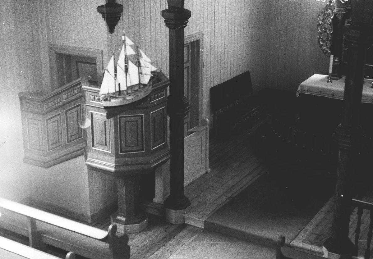 Interiør Oppegård Kirke, Kirkeskipet, prekestolen og deler av alteret.