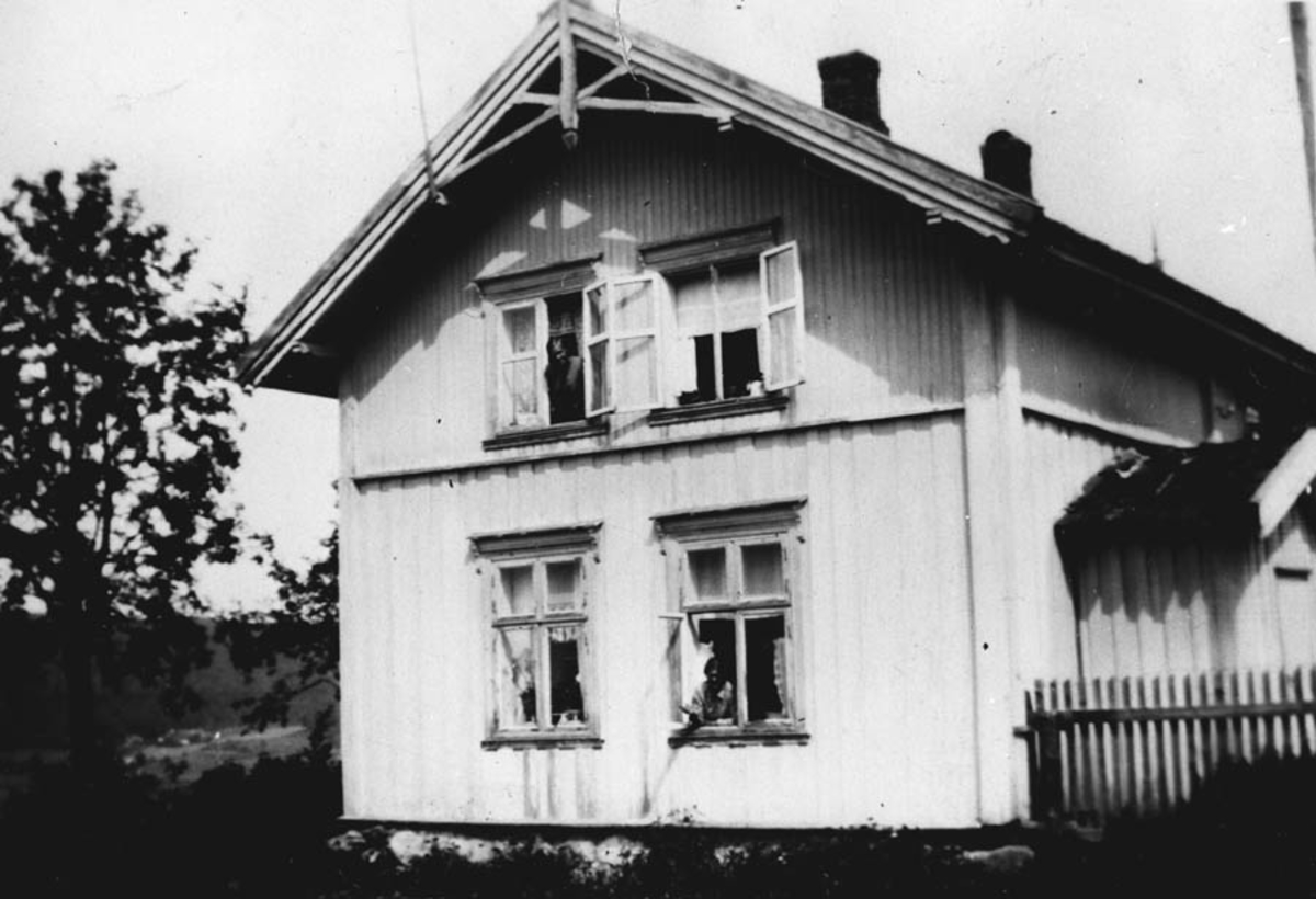 Kjustad. Hovedbygningen før ommbygging i 1933-1934.