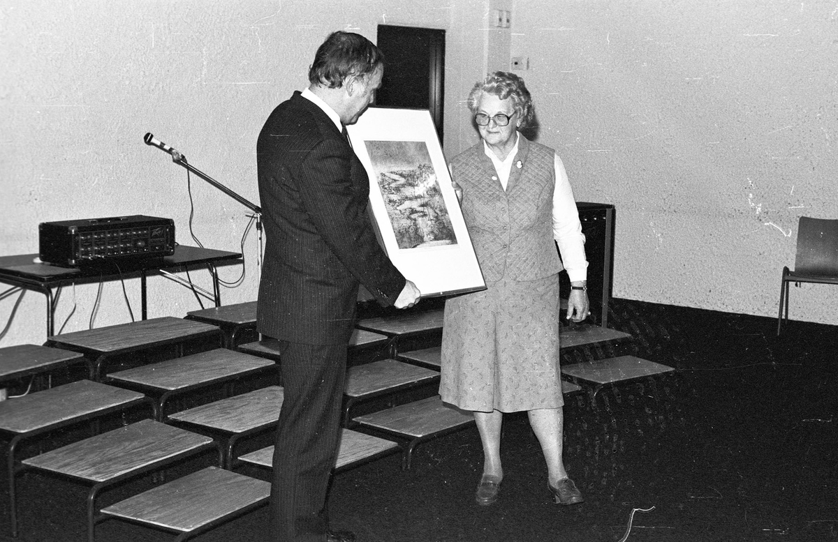 Elsa Svendsen mottar kulturprisen (1982) av ordfører Bjørn Andersen.