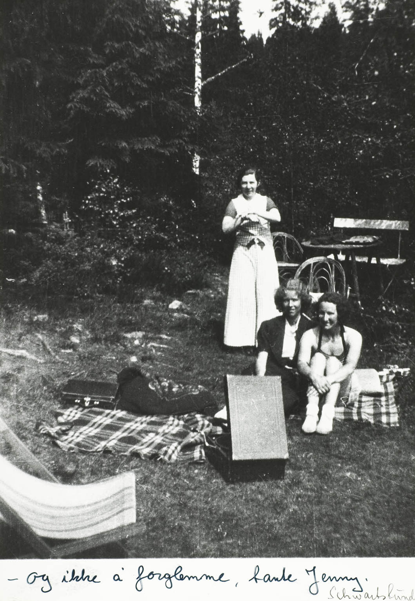 Tre damer på solplass ved Hulderheim
