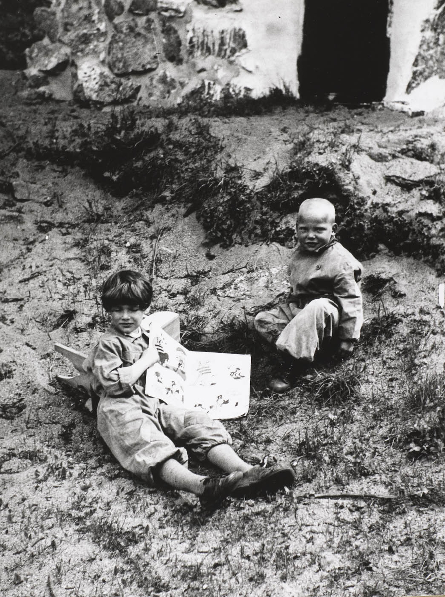 To små barn som leker, blad, krak, grunnmur, kjeledress