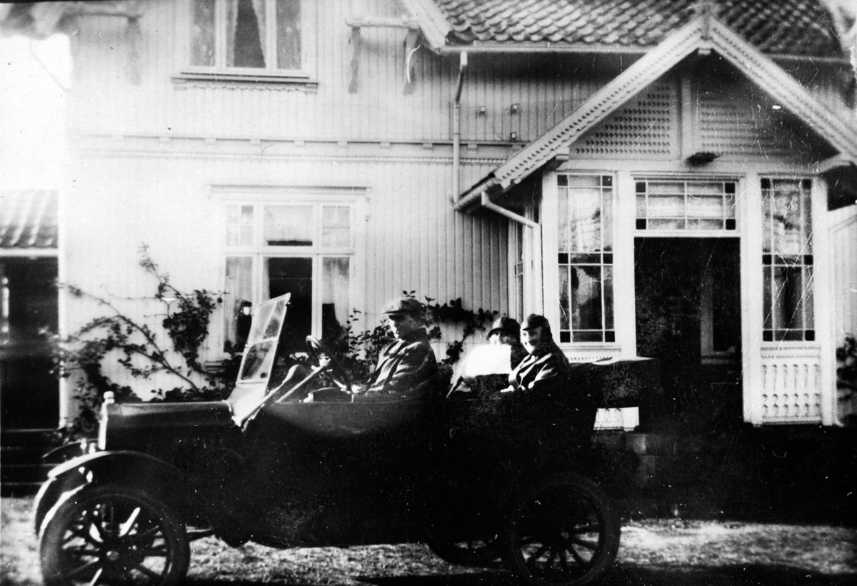 En Ford, modell T 1923-25, m/passasjerer står på Haugsten gård i Råde.