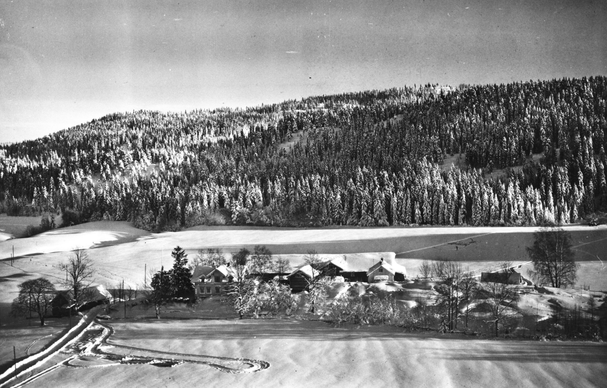 Flyfoto av Østby øvre gård.  Vinterbilde.