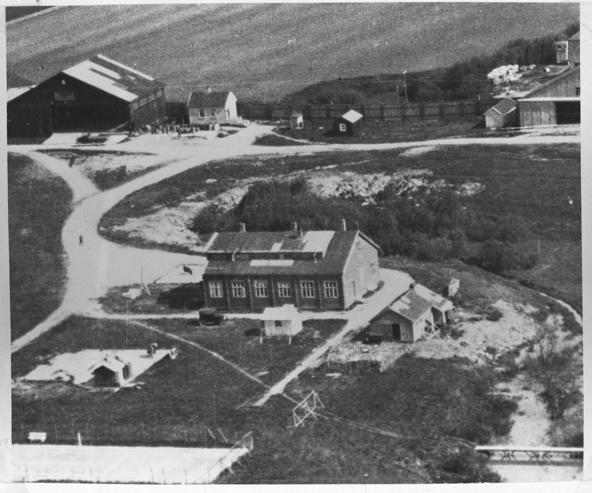 Kasernen på Kjeller flyplass, kalt "Gamlekassa" på folkemunnet.